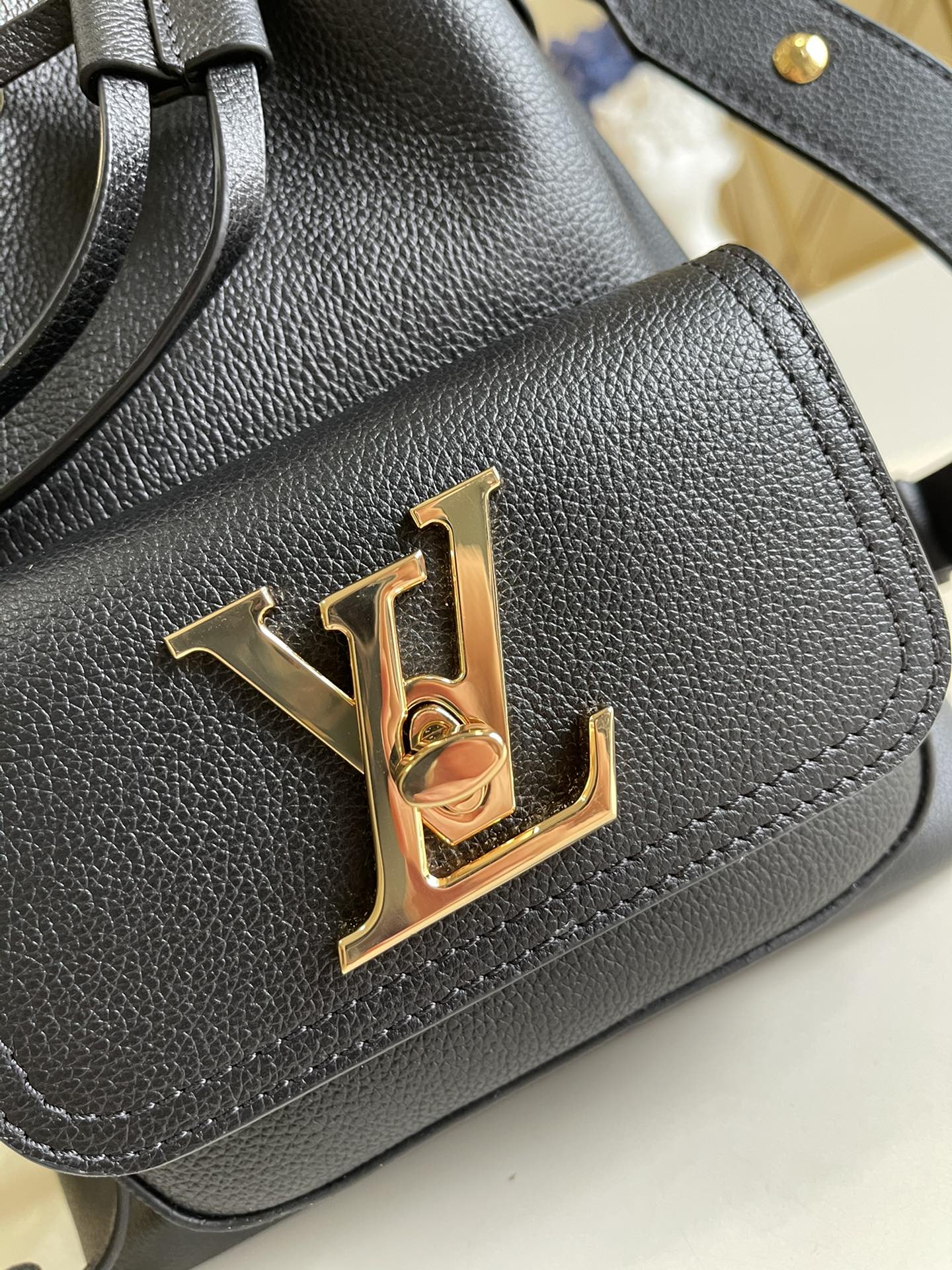 LV LOCKME BUCKET 23 BLACK GRAINED CALF SKIN