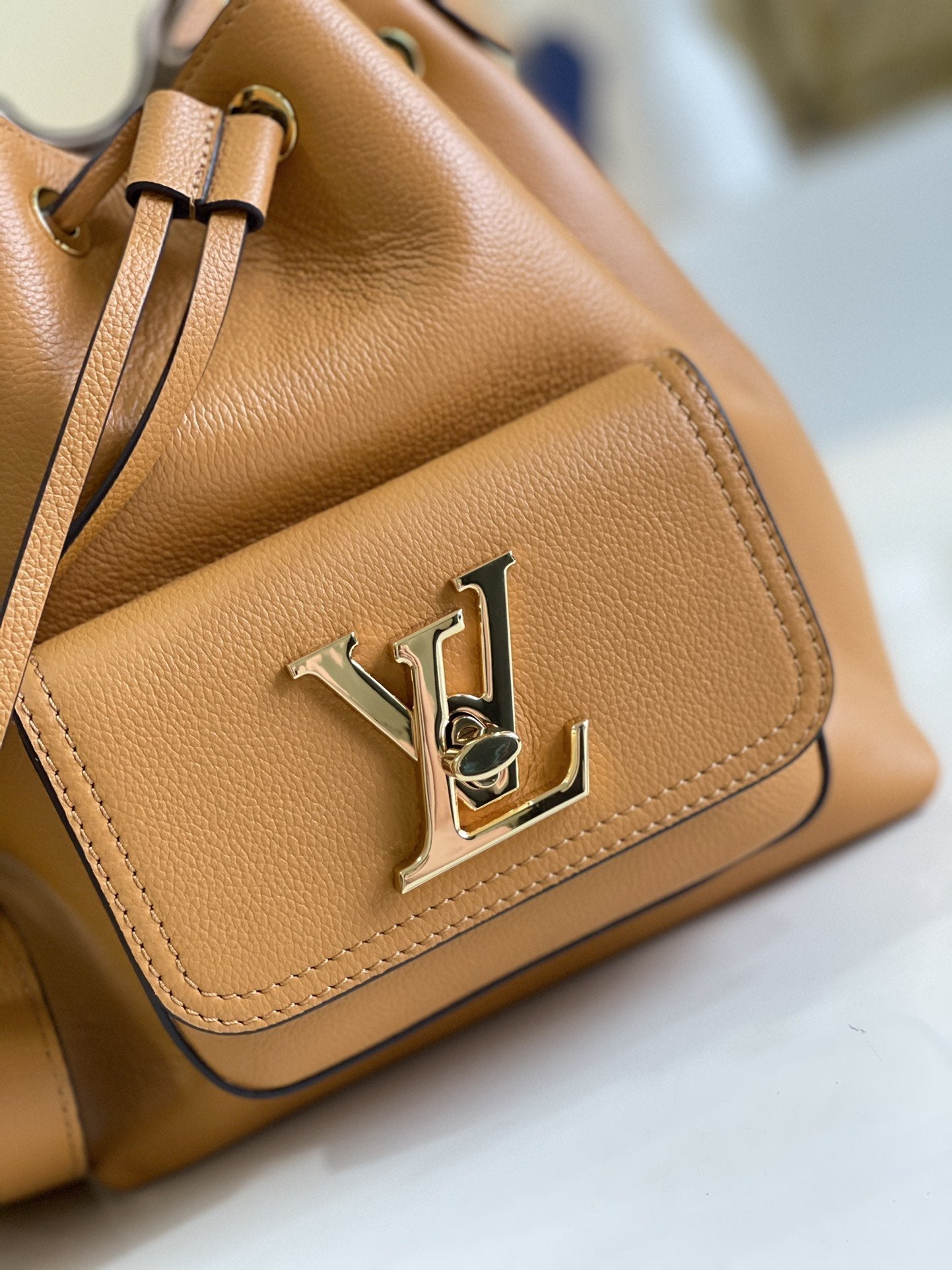 LV LOCKME BUCKET 23 ARIZONA BEIGE GRAINED CALF SKIN