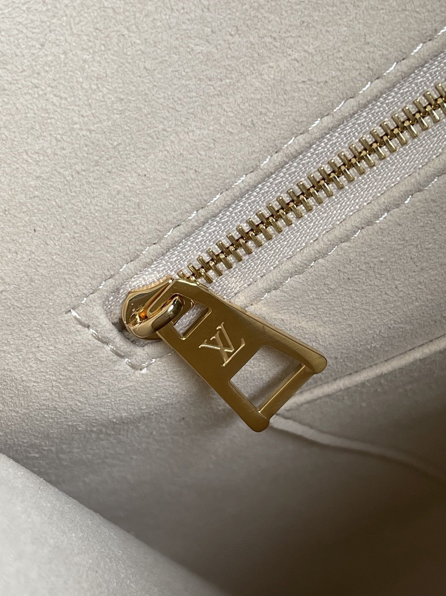 LV ONTHEGO MM 35 CREAM COWHIDE-LEATHER TRIM