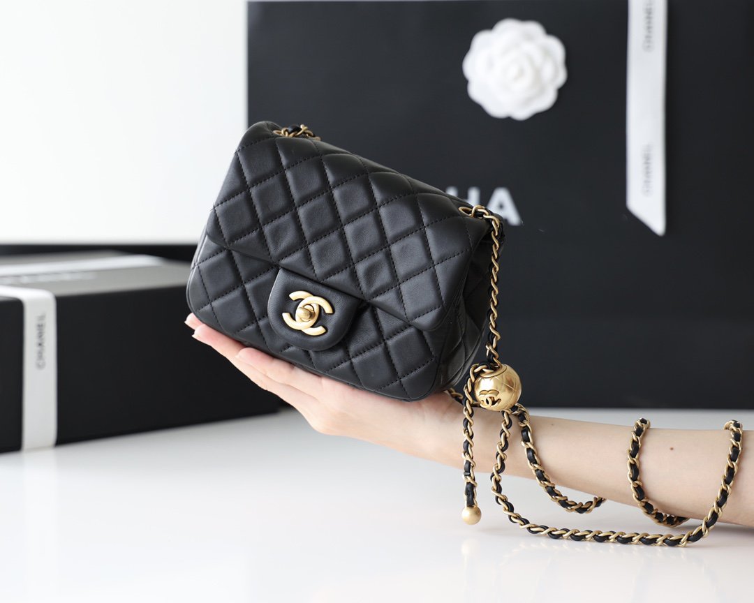 FLAP BAG 17CM GOLD HARDWARE BLACK LAMBSKIN