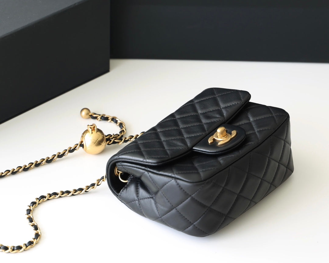 FLAP BAG 17CM GOLD HARDWARE BLACK LAMBSKIN