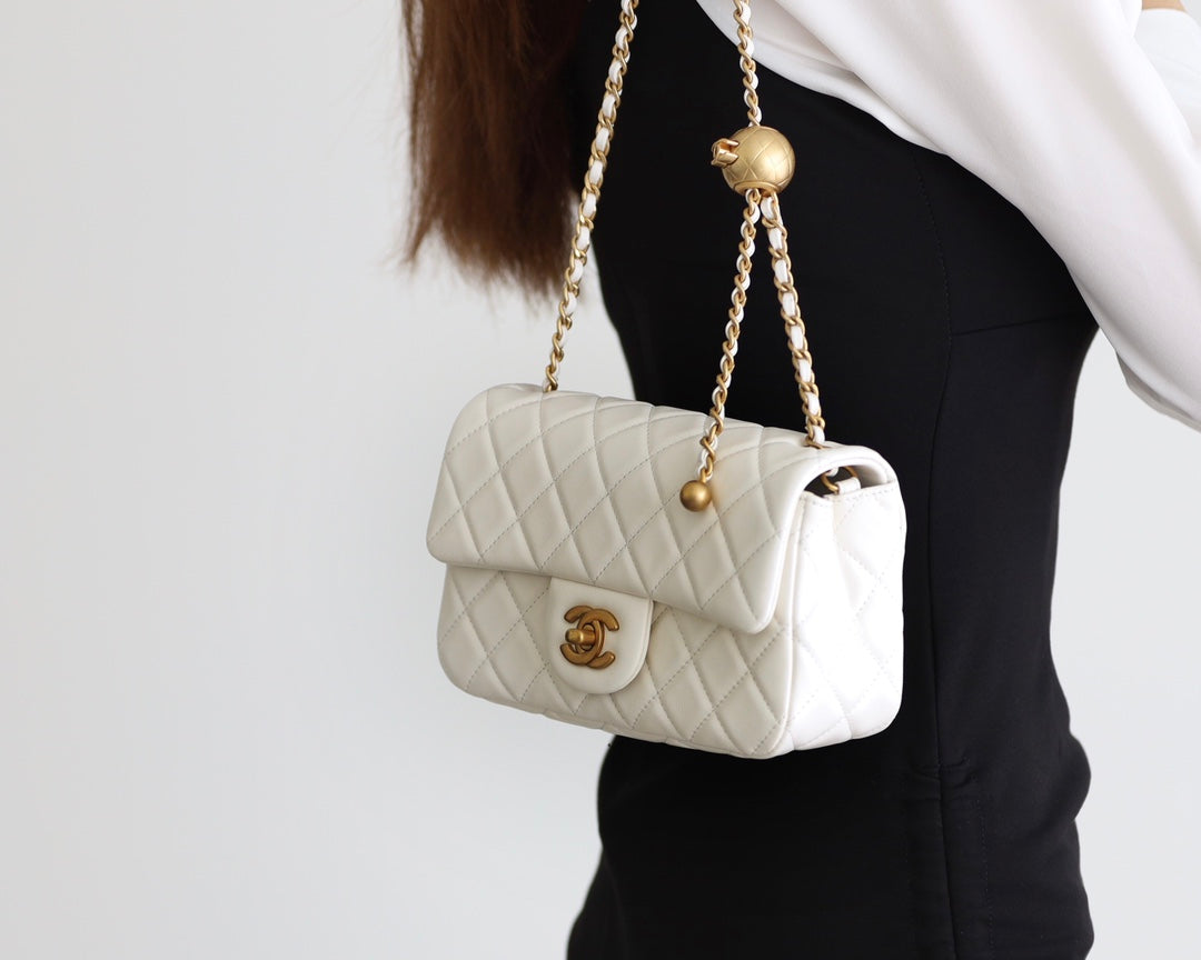 FLAP BAG 20CM WHITE LAMBSKIN GOLD HARDWARE