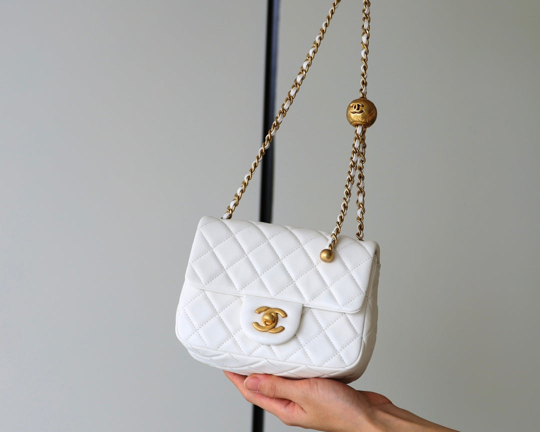 FLAP BAG 17CM WHITE LAMBSKIN GOLD HARDWARE