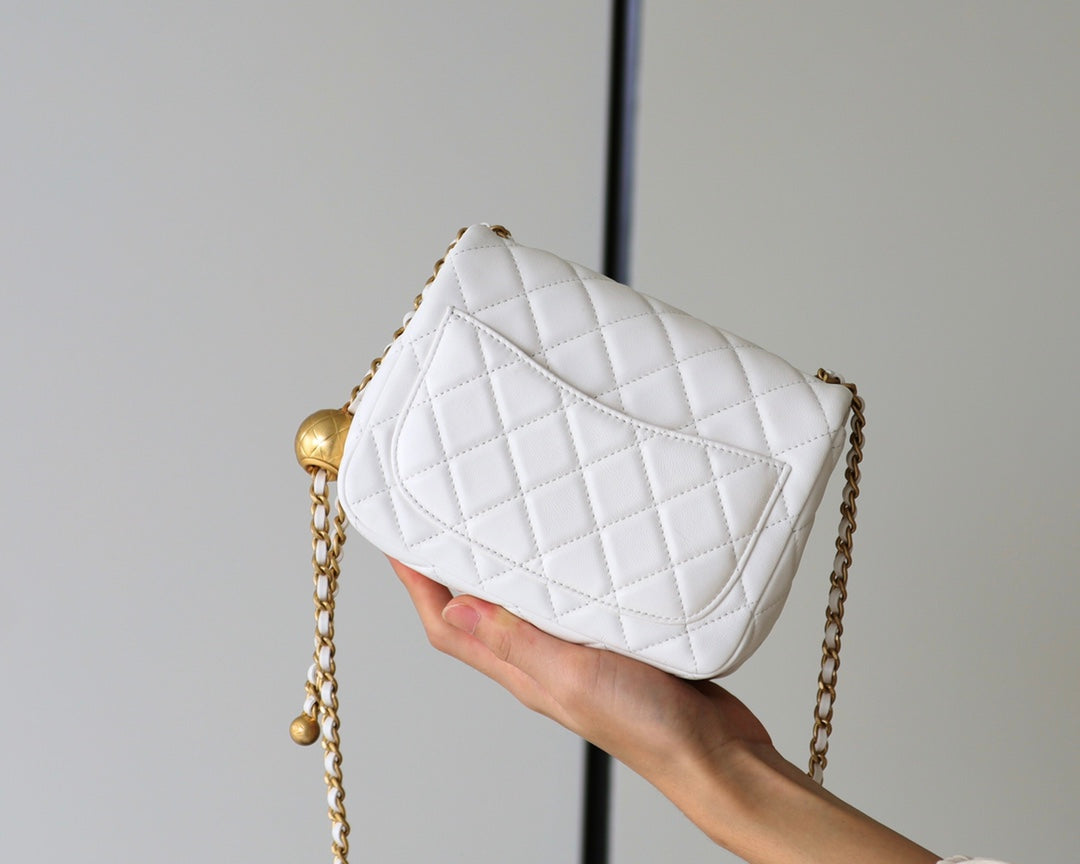 FLAP BAG 17CM WHITE LAMBSKIN GOLD HARDWARE