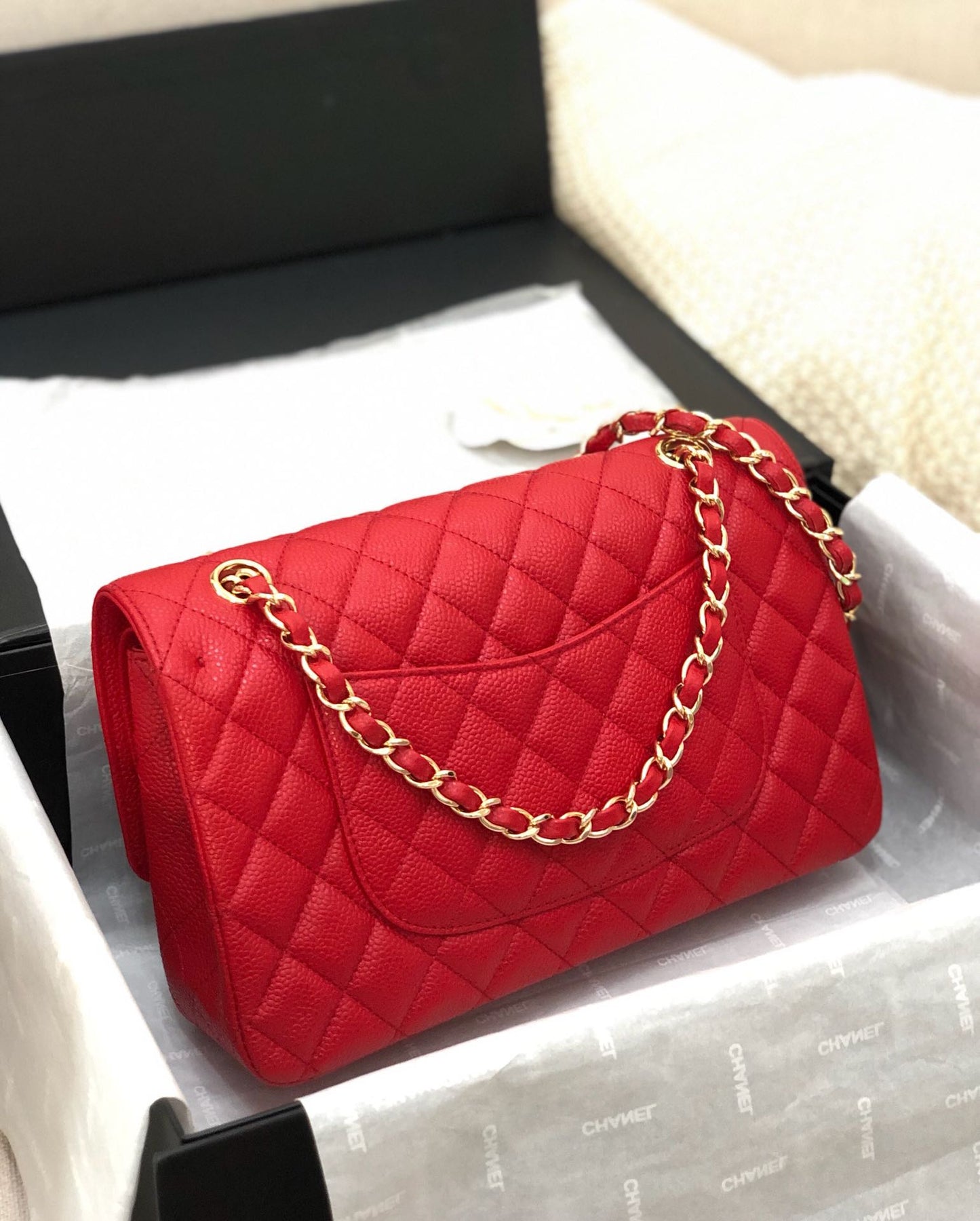 FLAP BAG MEDIUM 25CM RED CAVIAR GOLD HARDWARE