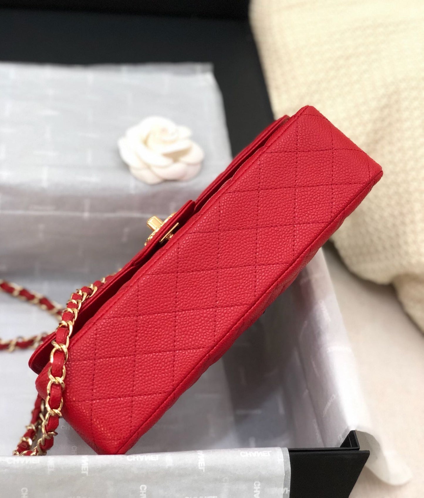 FLAP BAG MEDIUM 25CM RED CAVIAR GOLD HARDWARE