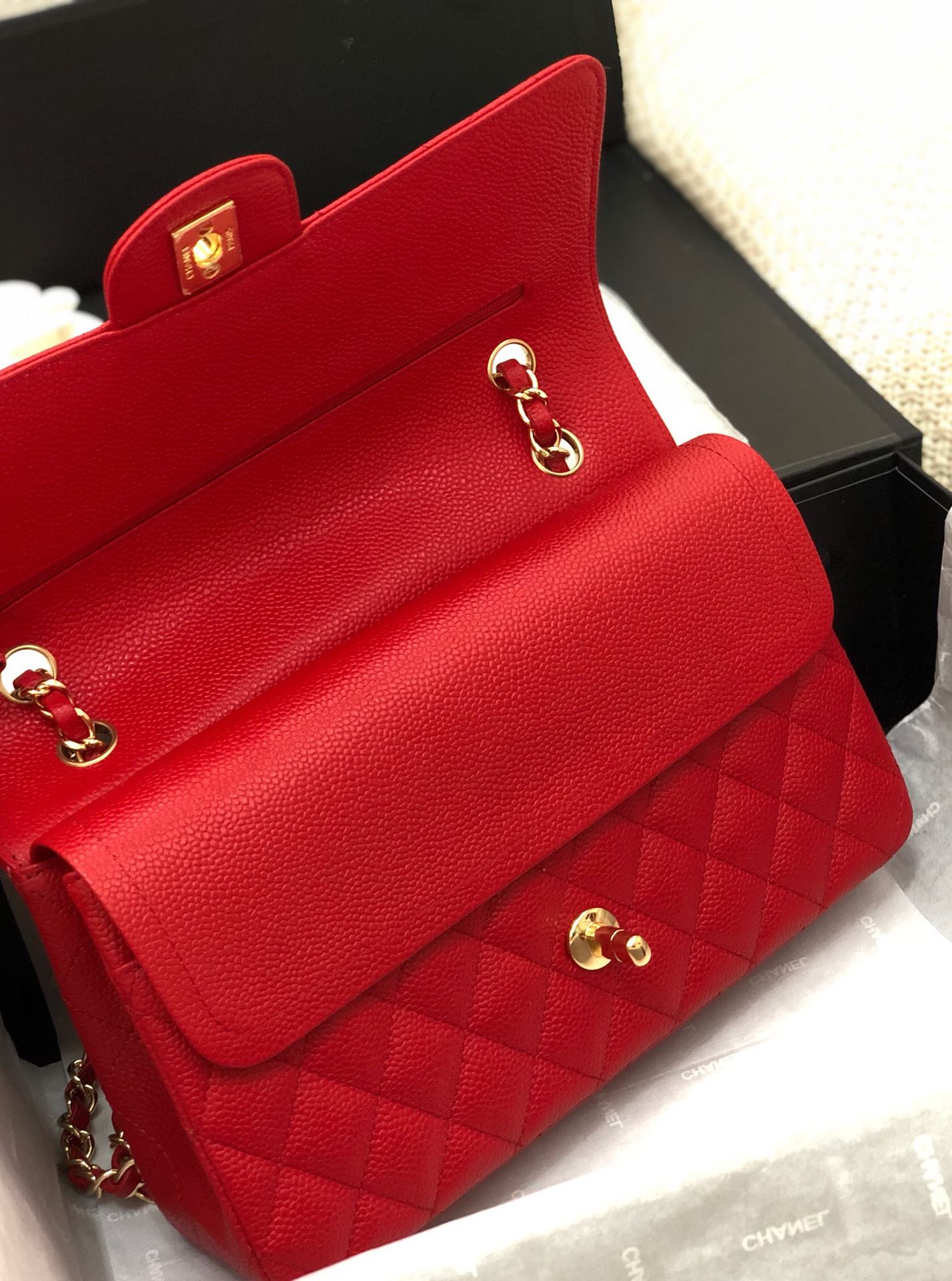 FLAP BAG MEDIUM 25CM RED CAVIAR GOLD HARDWARE