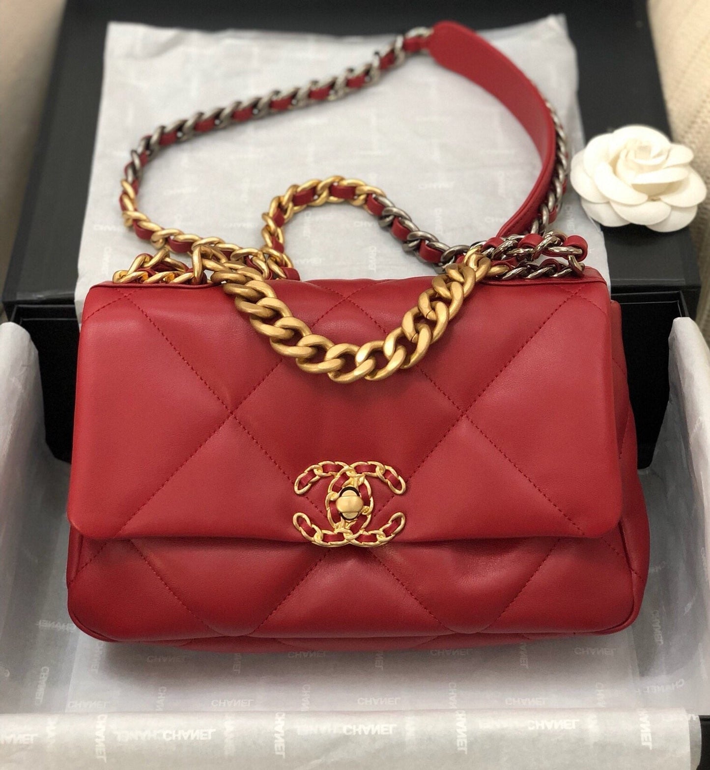 19 FLAP BAG 26 RED LAMBSKIN GOLD HARDWARE