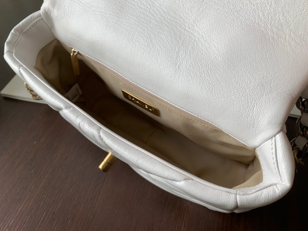 19 FLAP BAG 30 WHITE GOATSKIN