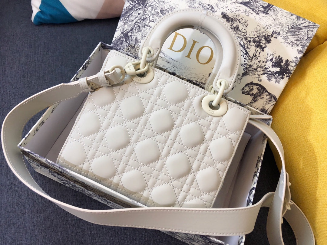 MEDIUM LADY 20 BAG IN WHITE CALFSKIN