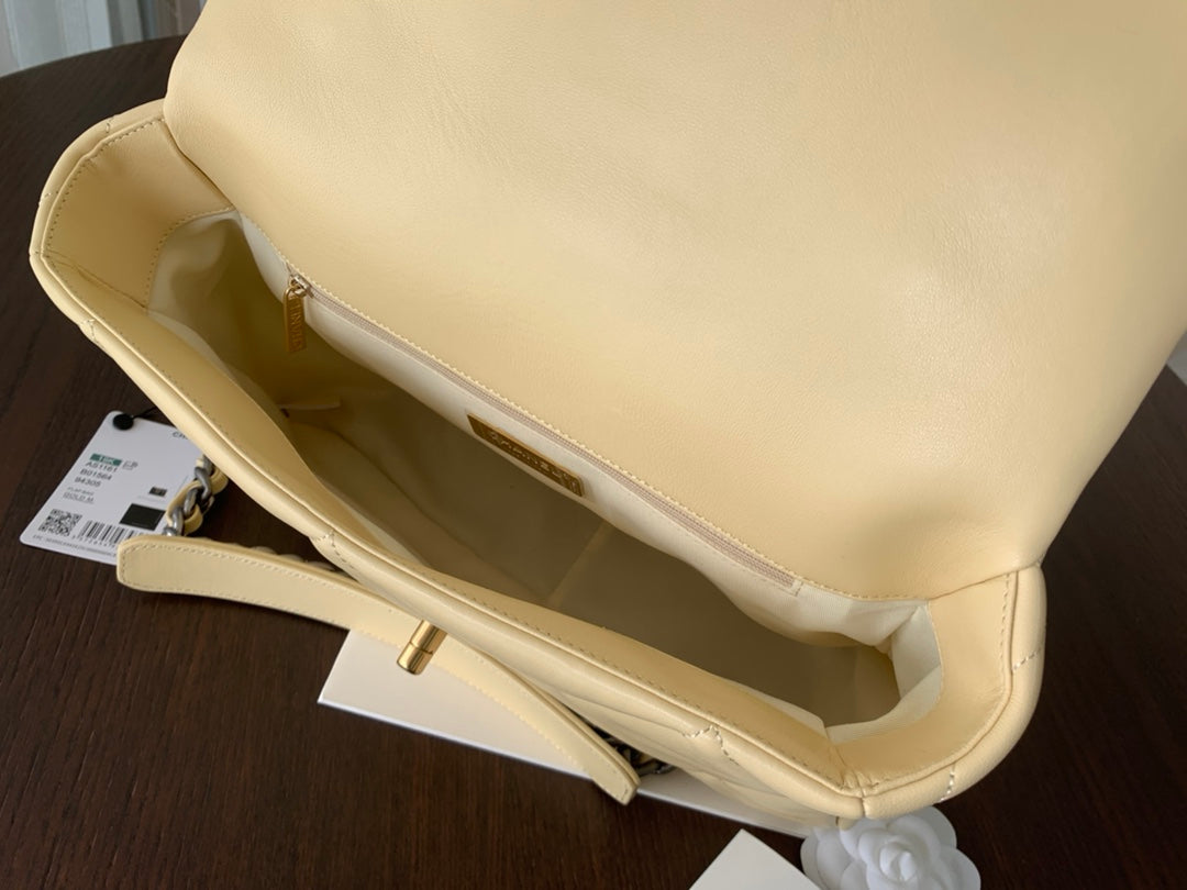 19 FLAP BAG 30 LIGHT YELLOW GOATSKIN