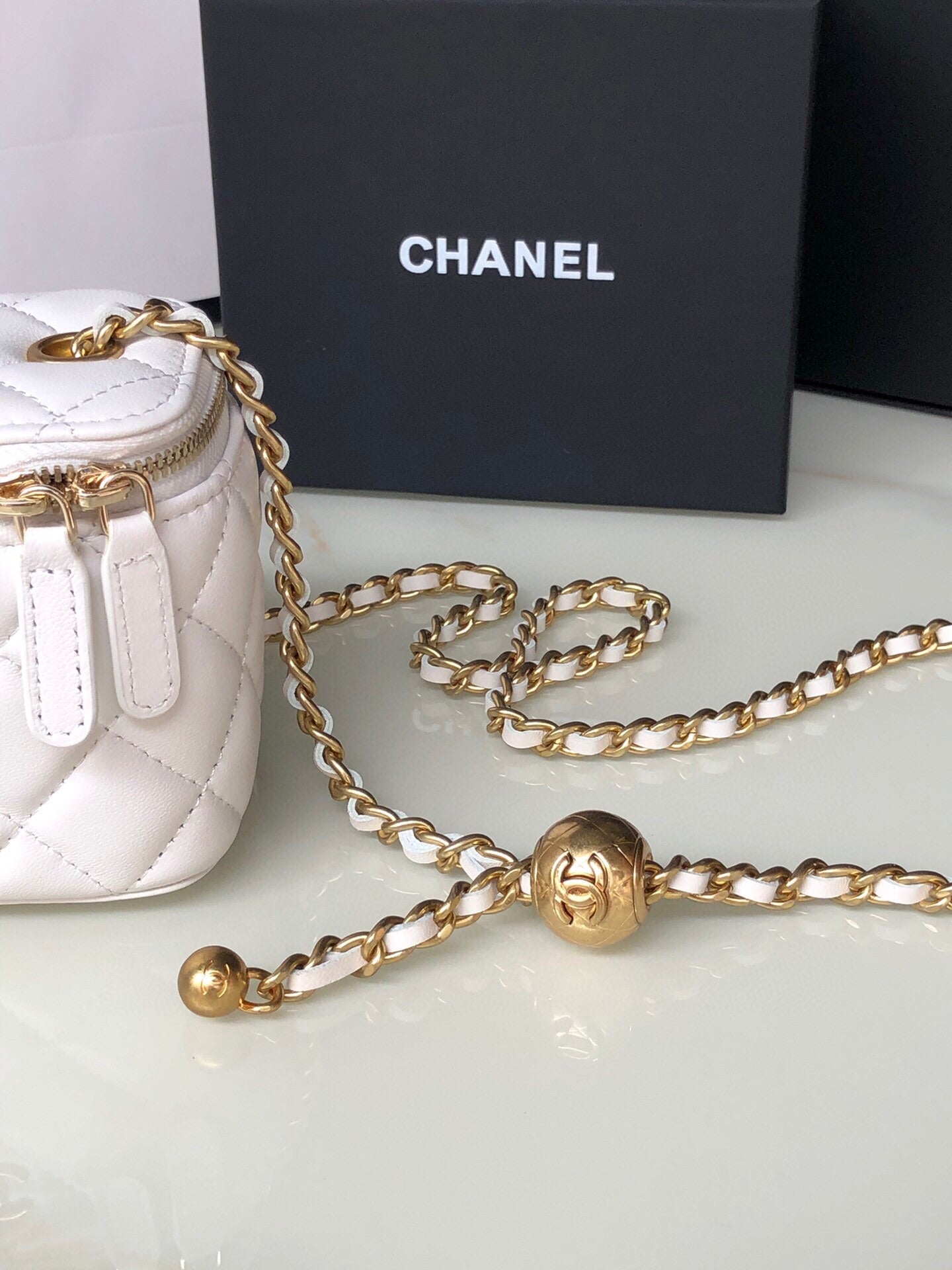 CC MINI 11 VANITY CHAIN IN WHITE CALFSKIN GOLD HARDWARE