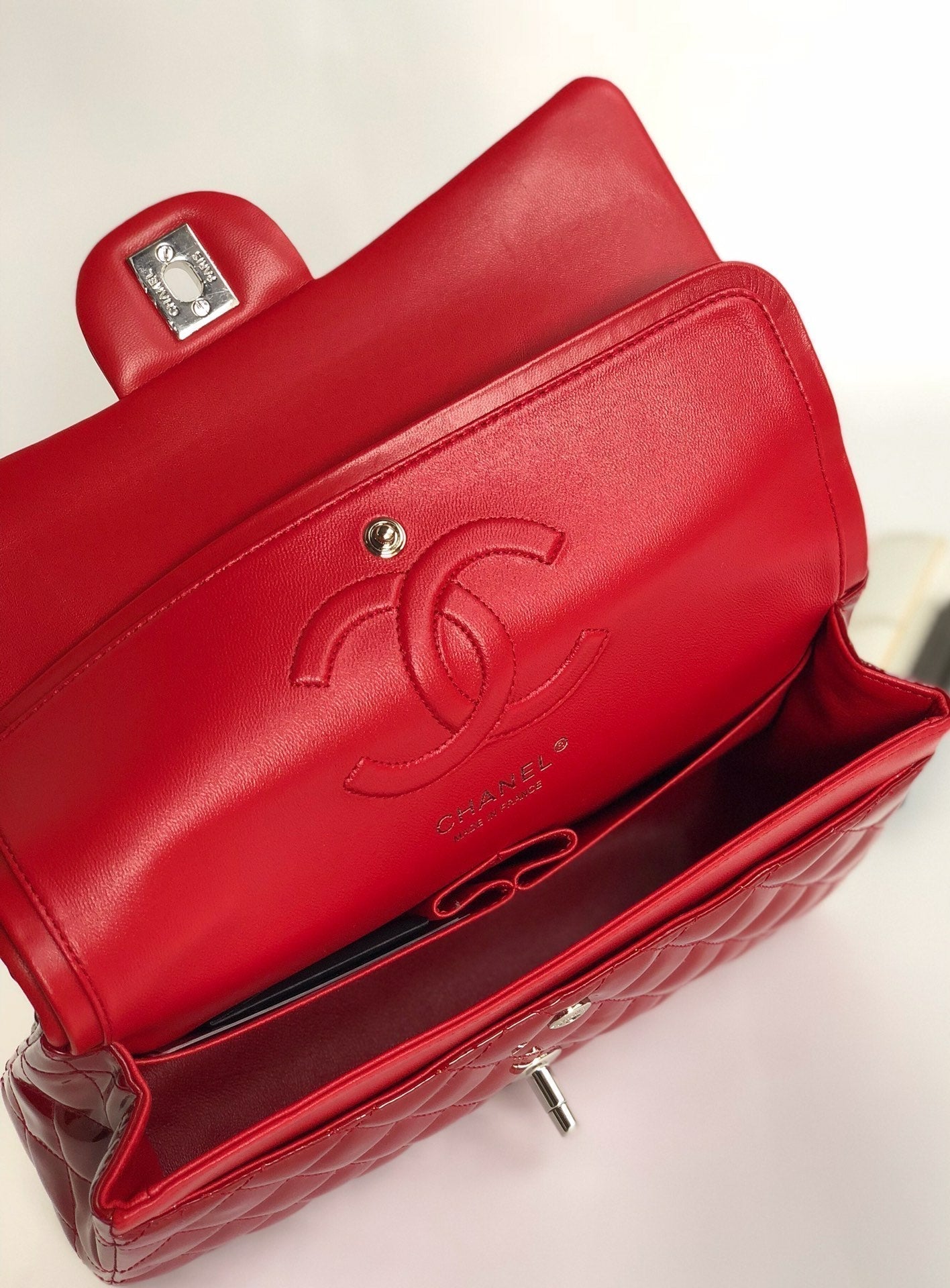 FLAP BAG MEDIUM 25CM RED PATENT CALFSKIN SILVER HARDWARE