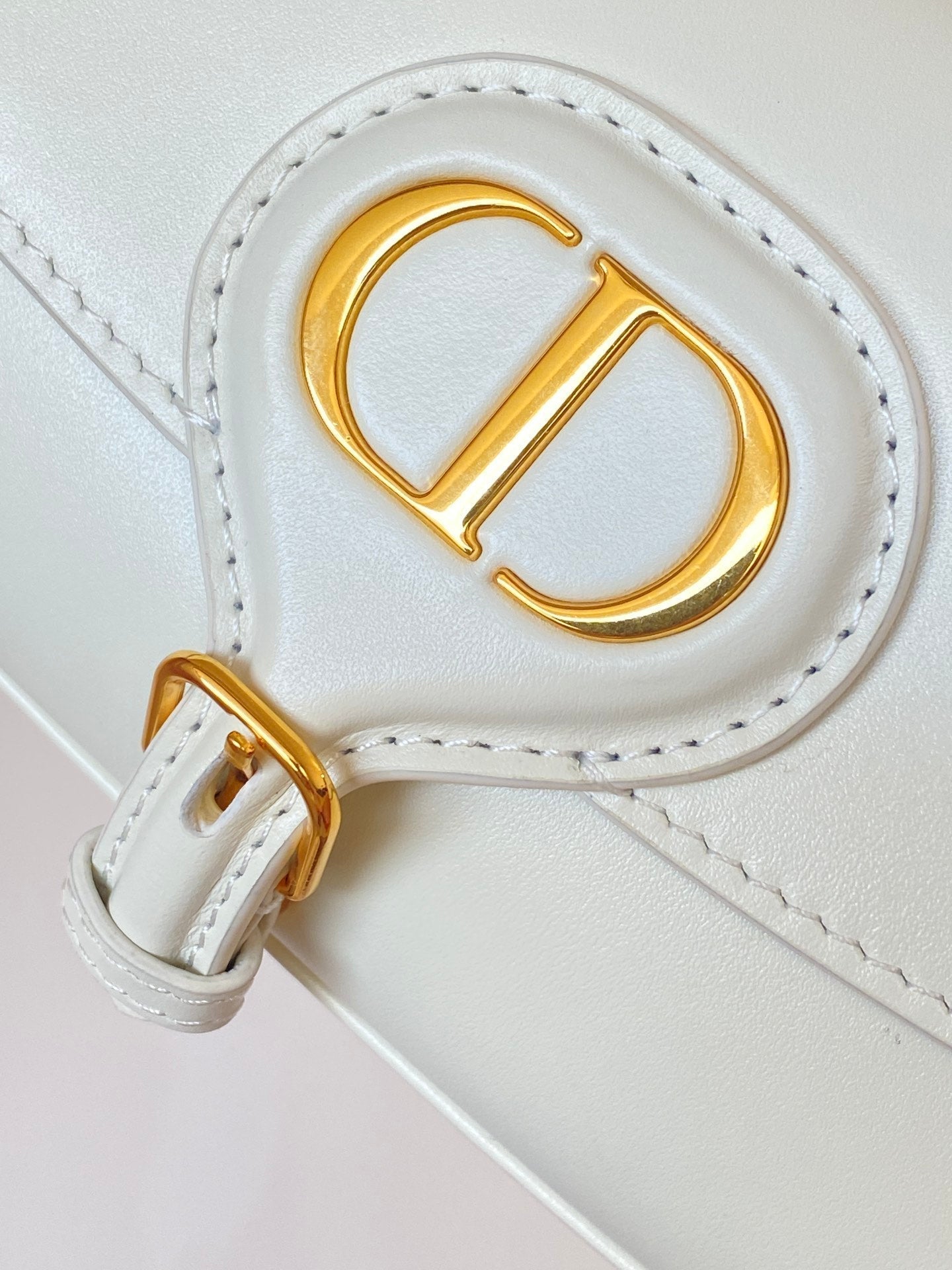 BOBBY EAST-WEST 22 BAG IN WHITE CALFSKIN