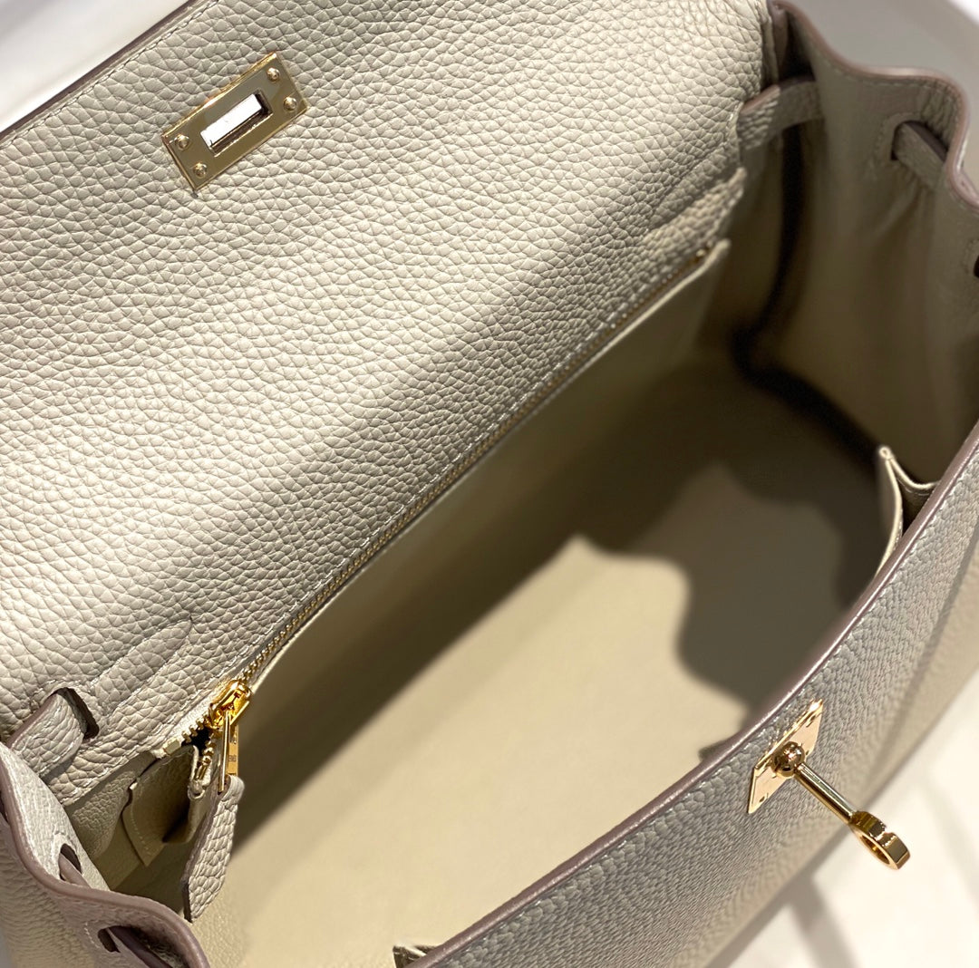 HM KELLY 32CM BAG IN CREAM CALFSKIN GOLD HARDWARE