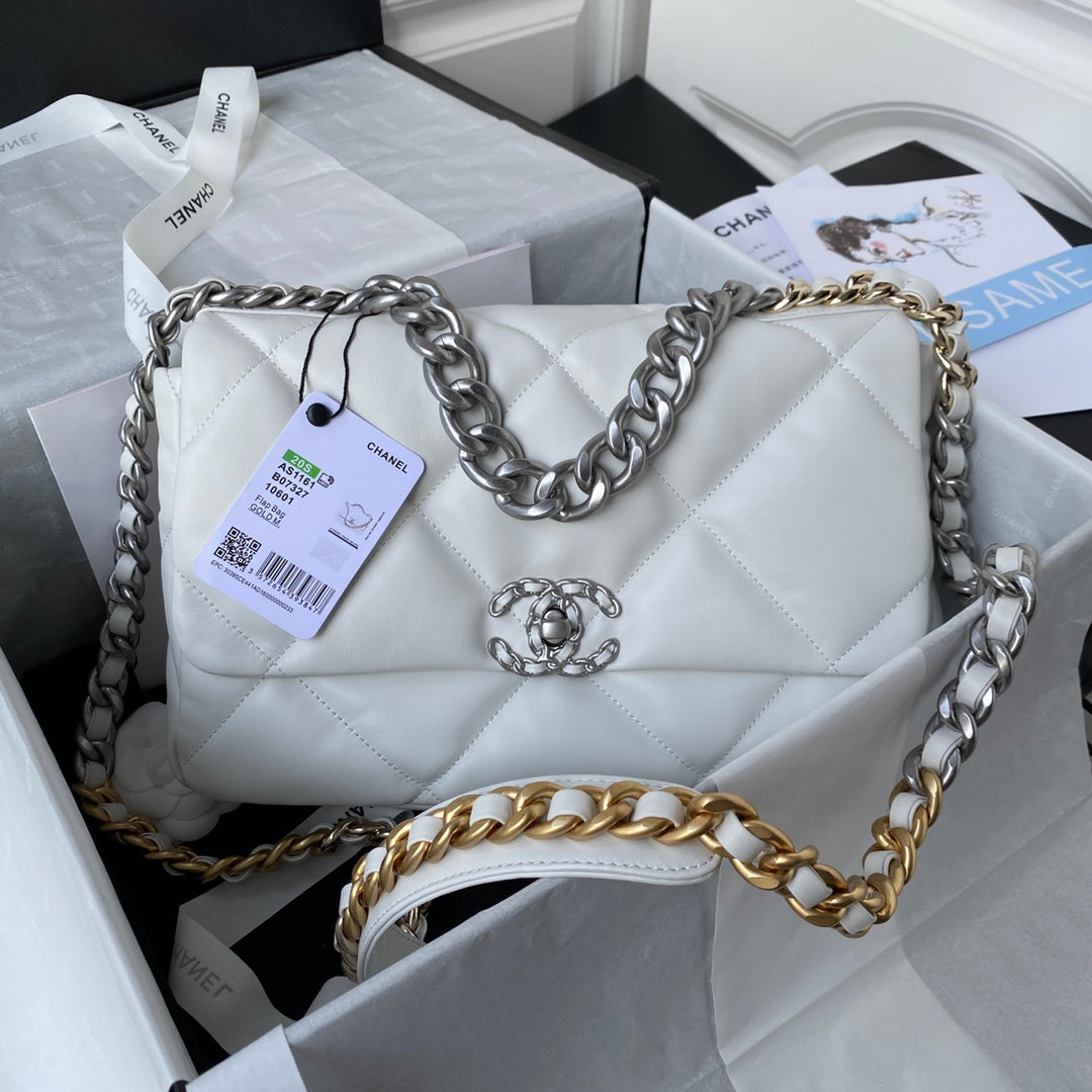 CC LARGE 30 FLAP BAG IN WHITE LAMBSKIN