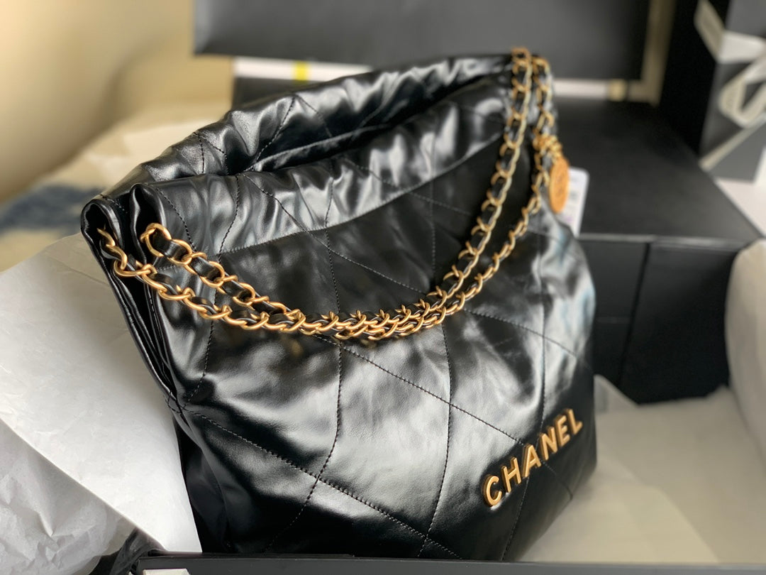 CC LARGE 42 BAG IN BLACK CALFSKIN GOLD HARDWARE