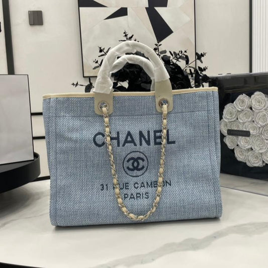 CC DEAUVILLE LARGE 38 TOTE BAG IN LIGHT BLUE CANVAS WITH BLACK LOGO