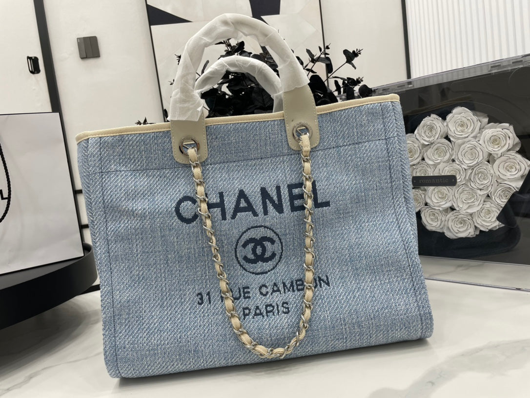 CC DEAUVILLE LARGE 38 TOTE BAG IN LIGHT BLUE CANVAS WITH BLACK LOGO