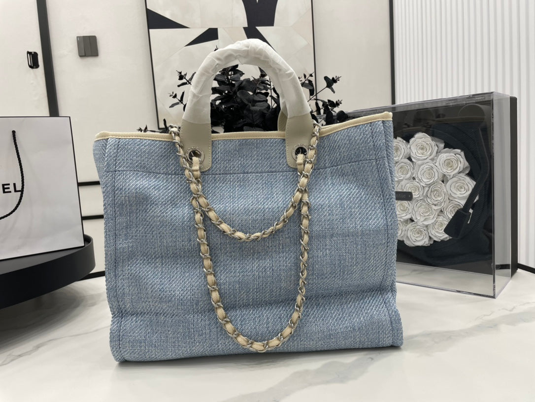 CC DEAUVILLE LARGE 38 TOTE BAG IN LIGHT BLUE CANVAS WITH BLACK LOGO