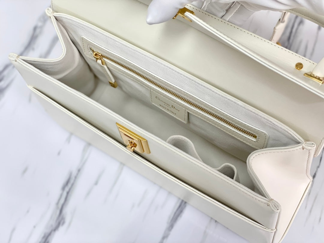 PARISIENNE 30 HANDBAG IN WHITE SMOOTH CALFSKIN