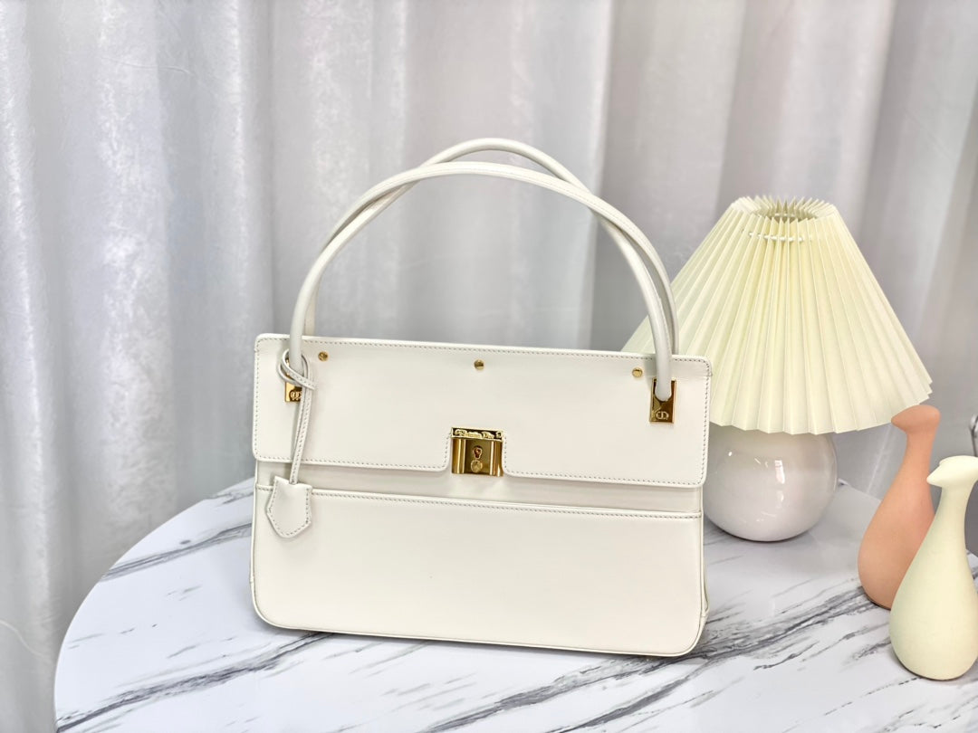 PARISIENNE 30 HANDBAG IN WHITE SMOOTH CALFSKIN