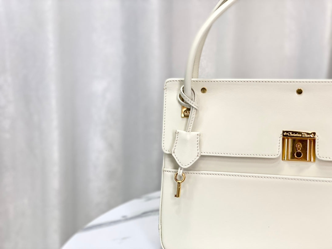 PARISIENNE 30 HANDBAG IN WHITE SMOOTH CALFSKIN