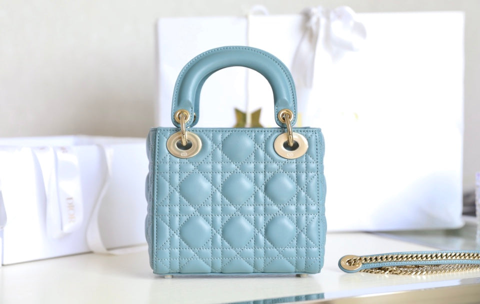 LADY 17 IN SKY BLUE LAMBSKIN WITH CANNAGE PATTERN