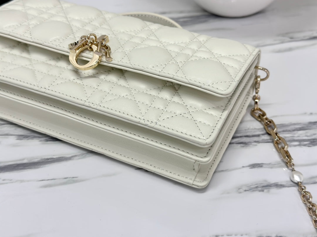 LADY 21 CHAIN BAG IN WHITE LAMBSKIN