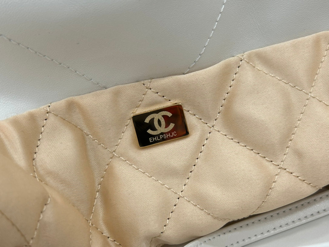 CC MEDIUM 37 HANDBAG IN WHITE CALFSKIN GOLD HARDWARE