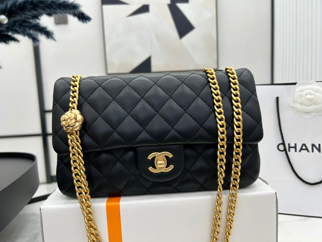 CC SMALL 23 FLAP BAG IN BLACK CALFSKIN GOLD HARDWARE