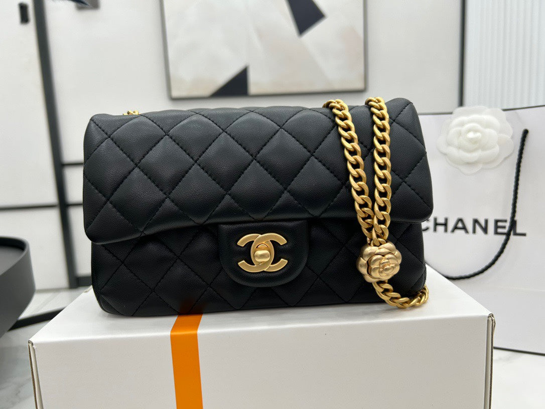 CC SMALL 20 FLAP BAG IN BLACK CALFSKIN GOLD HARDWARE