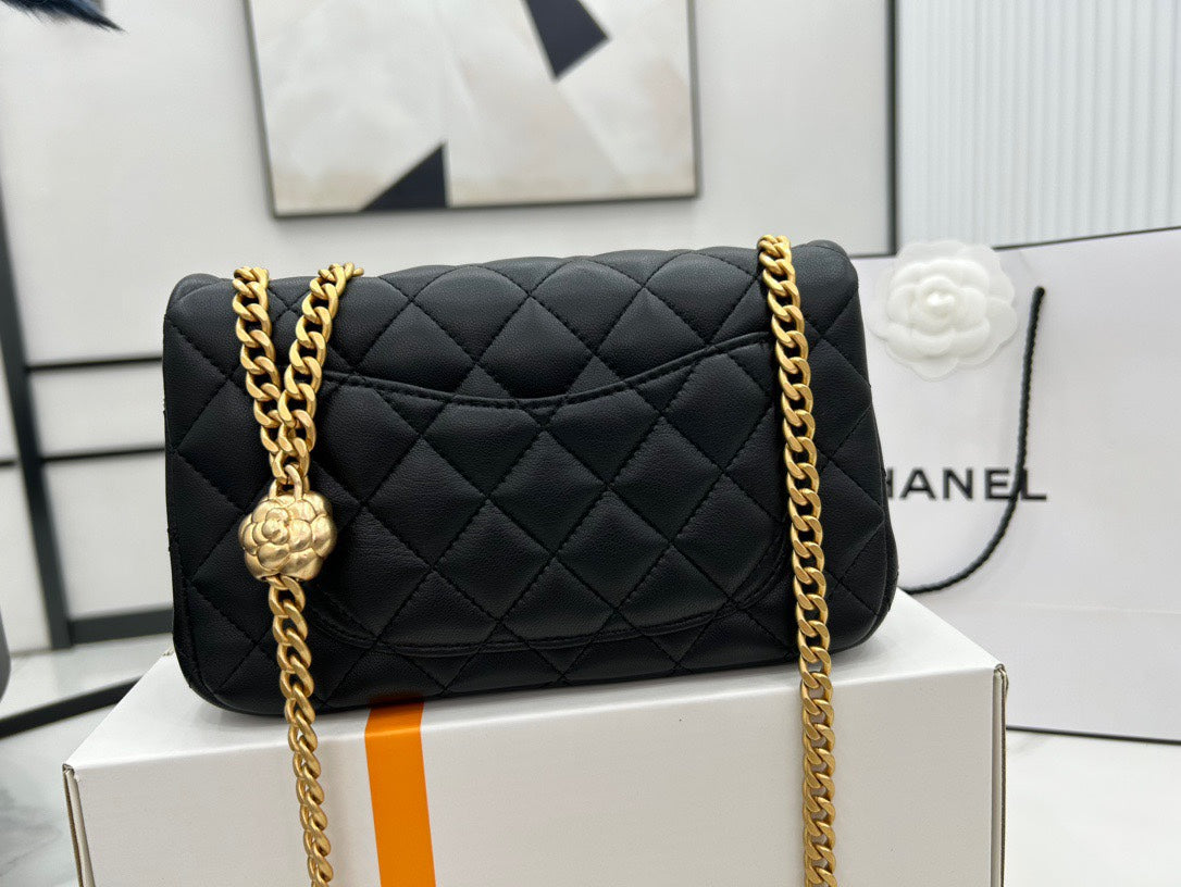 CC SMALL 20 FLAP BAG IN BLACK CALFSKIN GOLD HARDWARE