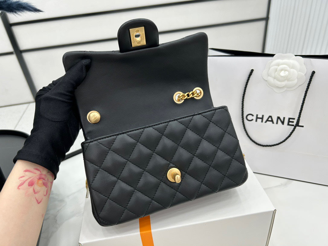 CC SMALL 20 FLAP BAG IN BLACK CALFSKIN GOLD HARDWARE