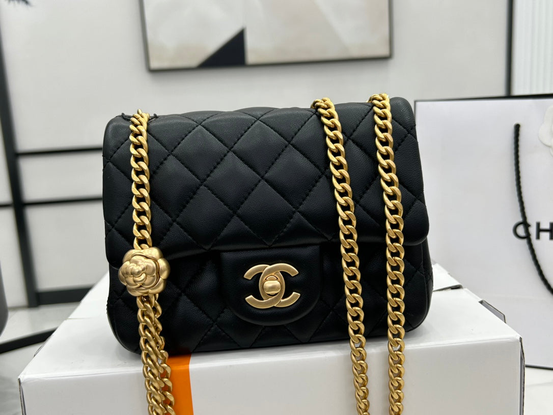 CC SMALL 17 FLAP BAG IN BLACK CALFSKIN GOLD HARDWARE