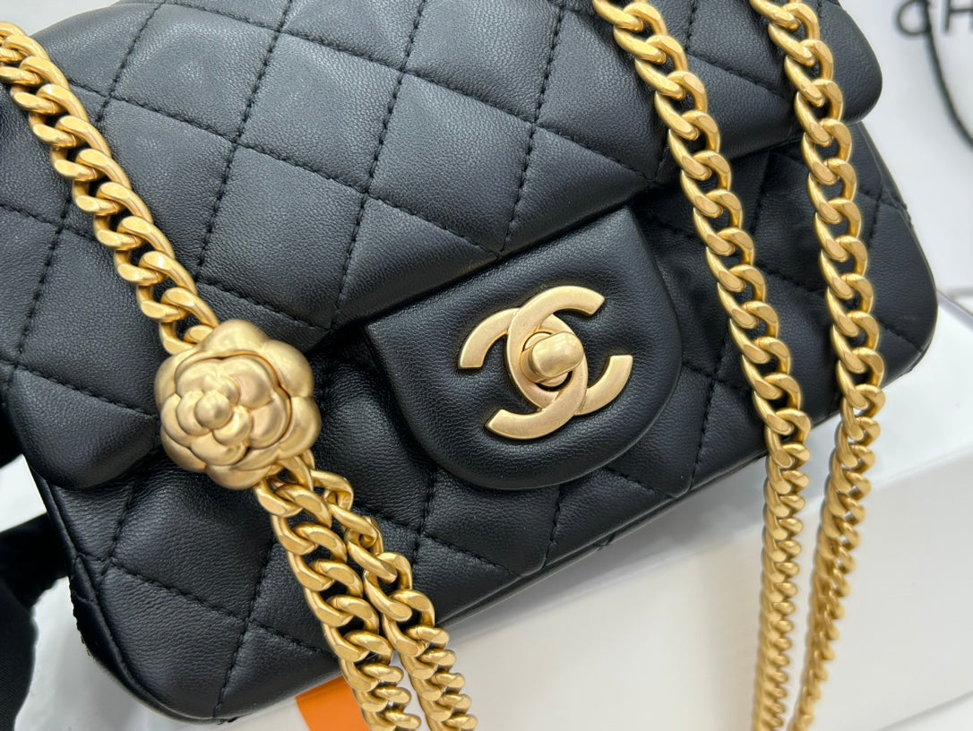 CC SMALL 17 FLAP BAG IN BLACK CALFSKIN GOLD HARDWARE