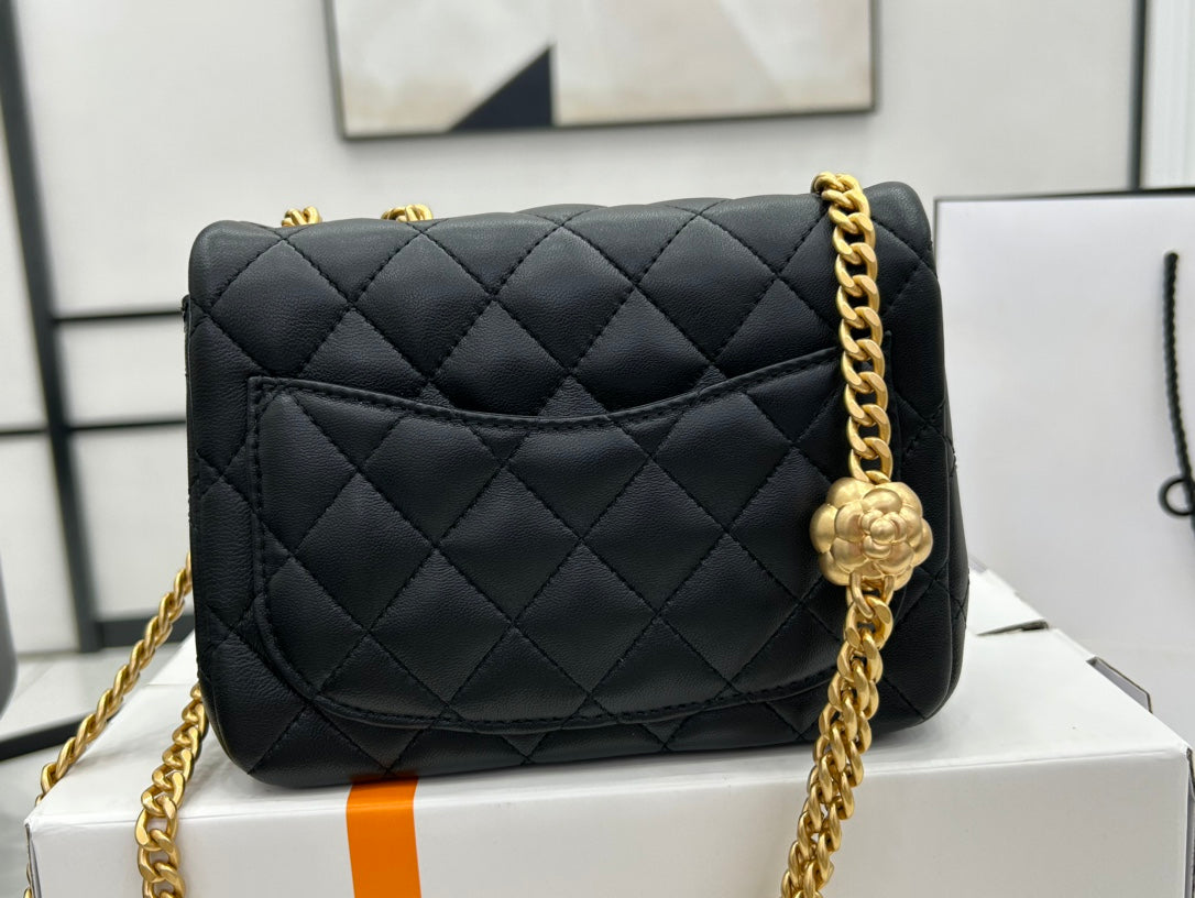 CC SMALL 17 FLAP BAG IN BLACK CALFSKIN GOLD HARDWARE