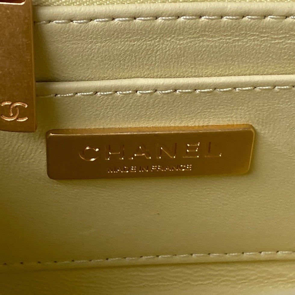 CC SMALL 15 VANITY CASE IN LIGHT YELLOW CALFSKIN GOLD HARDWARE