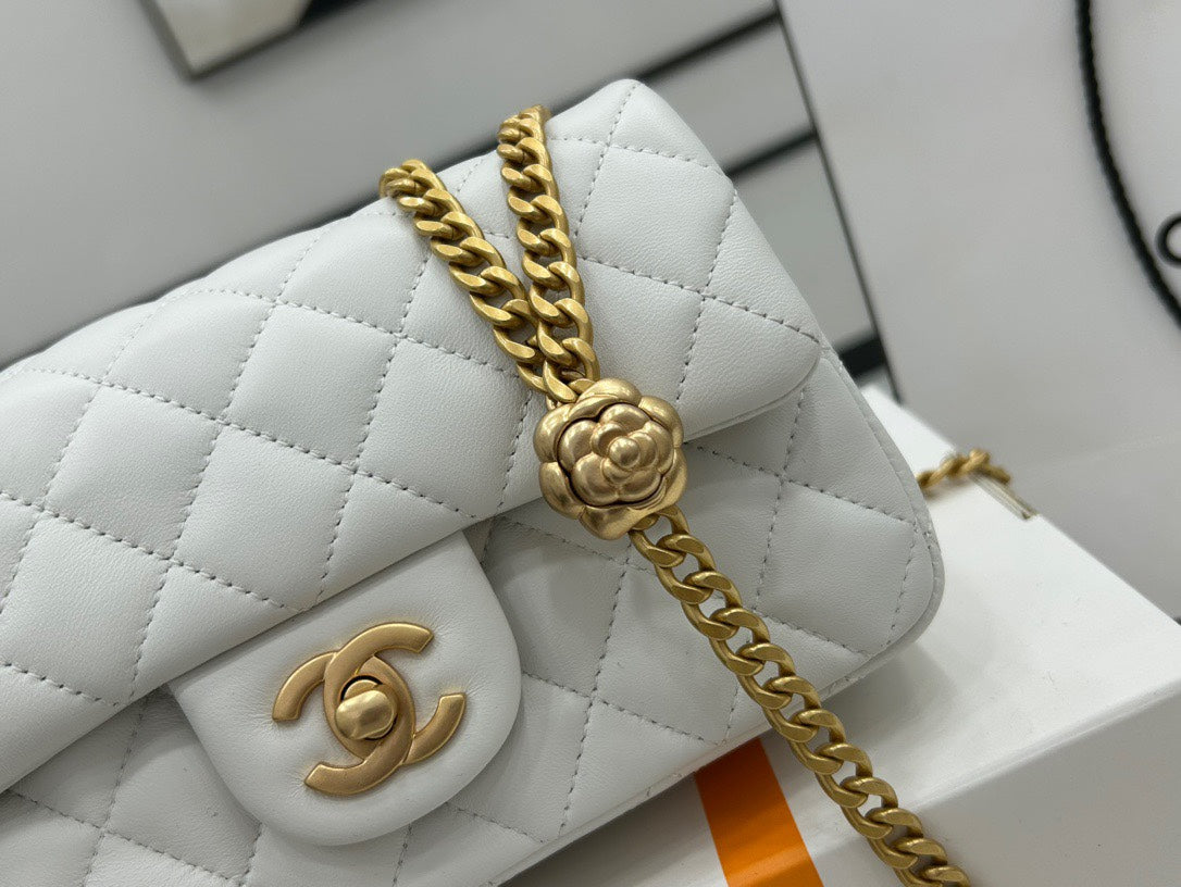 CC SMALL 20 FLAP BAG IN WHITE CALFSKIN WITH GOLD HARDWARE