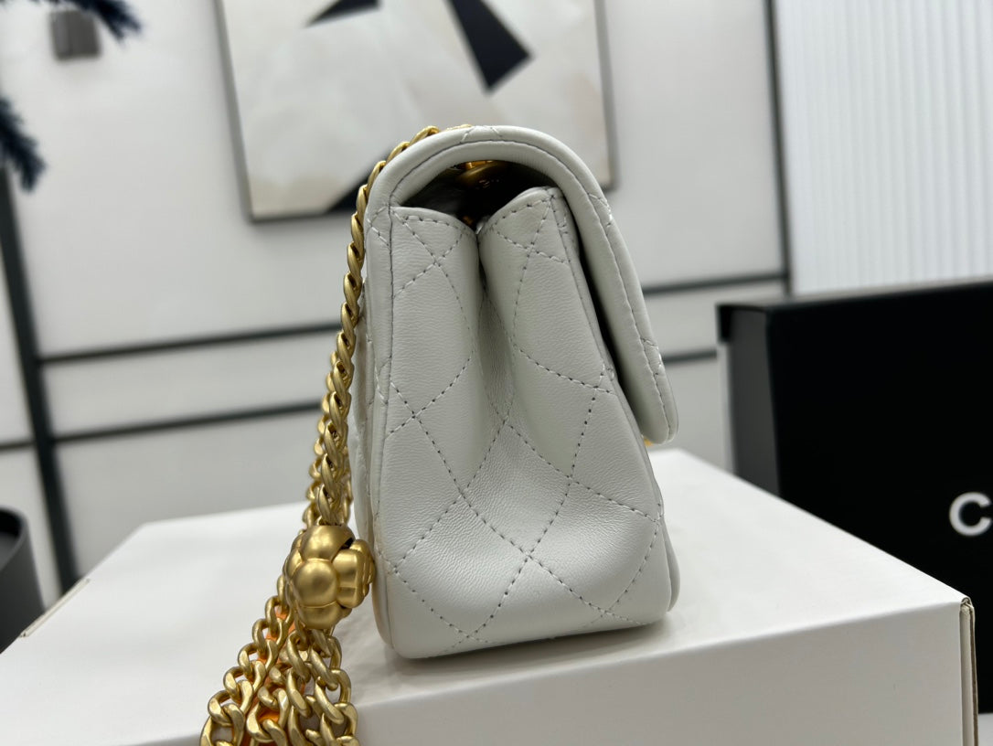 CC SMALL 17 FLAP BAG IN WHITE CALFSKIN GOLD HARDWARE