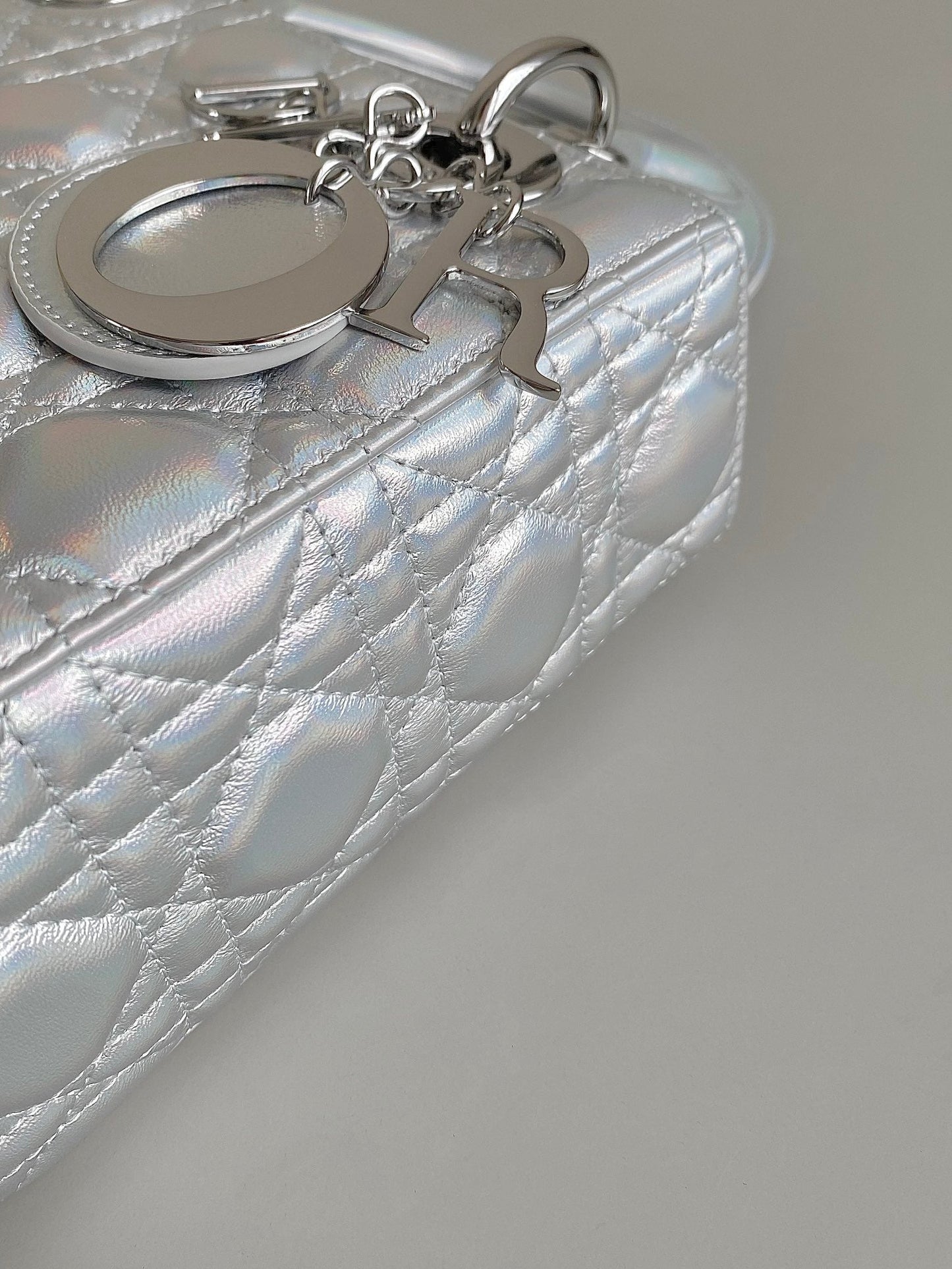 MEDIUM LADY 20 HANDBAG IN SILVER LAMBSKIN