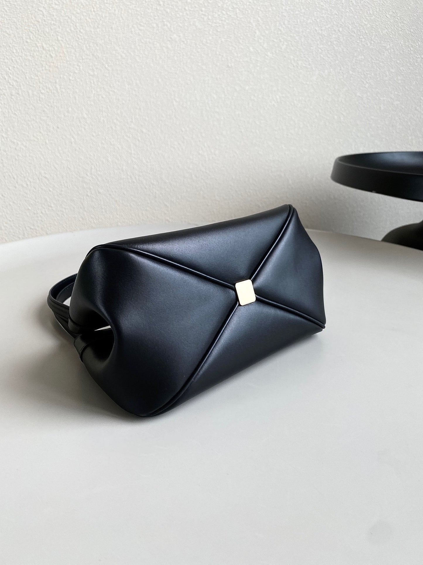 MEDIUM 22 KEY HANDBAG IN BLACK CALFSKIN