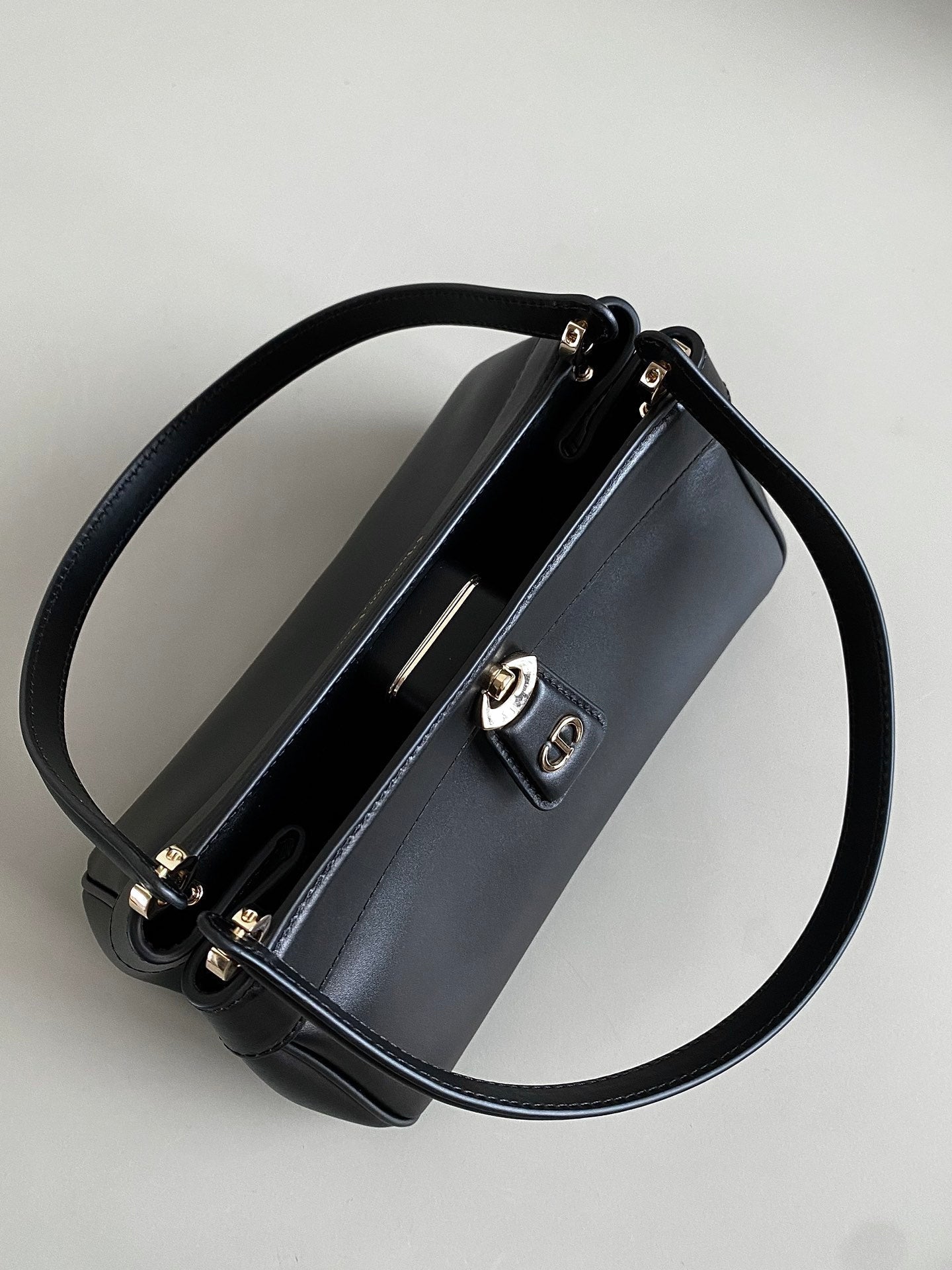 MEDIUM 22 KEY HANDBAG IN BLACK CALFSKIN