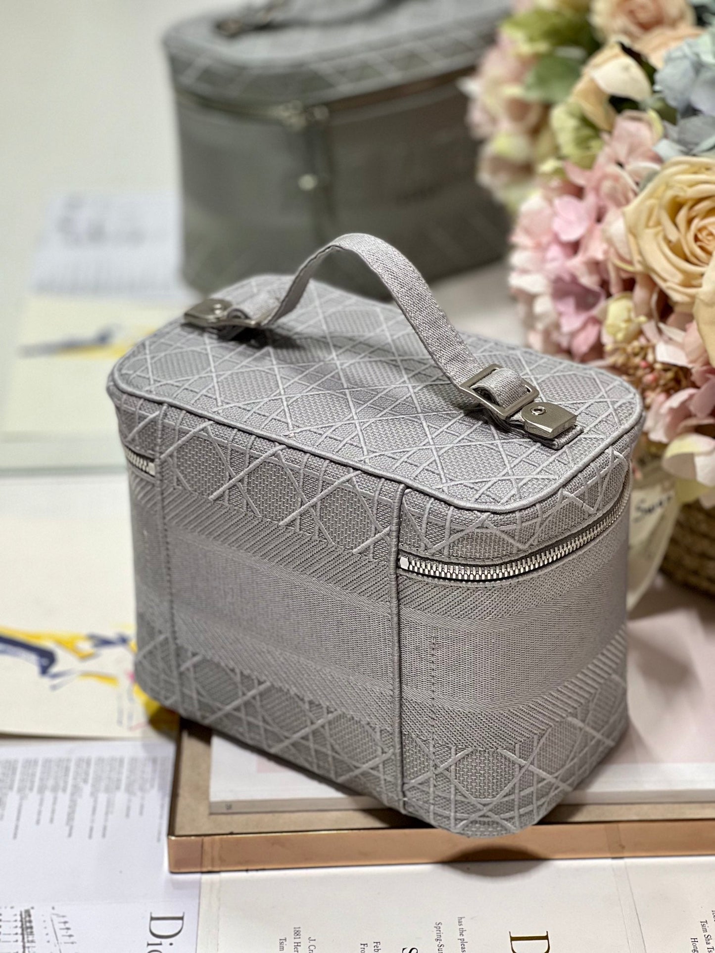 SMALL 25 TRAVEL VANITY CASE WITH SHOULDER STRAP DOVE GRAY