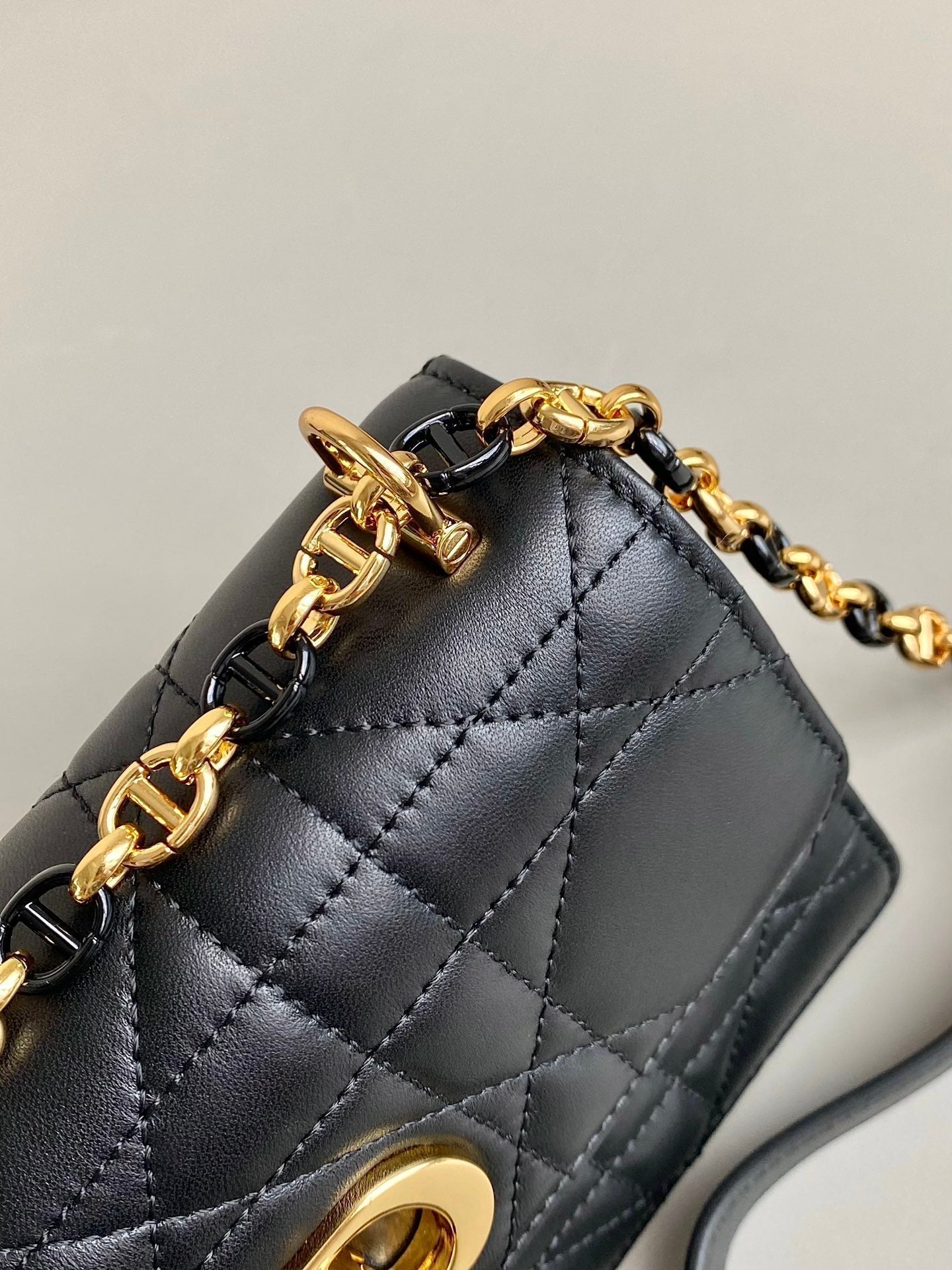 MINI CHAIN BAG 17 IN BLACK CALFSKIN