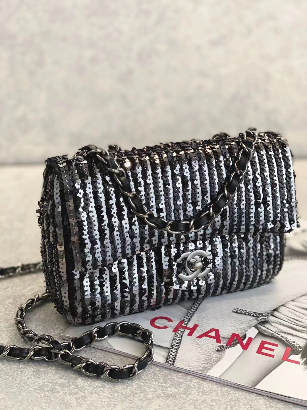 CC MINI 20 FLAP BAG IN BLACK SEQUINS WITH STRAP