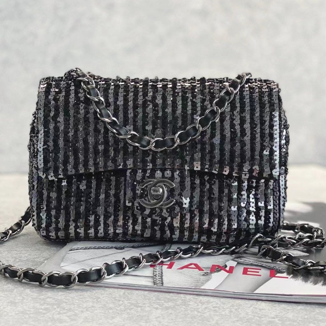 CC MINI 20 FLAP BAG IN BLACK SEQUINS WITH STRAP