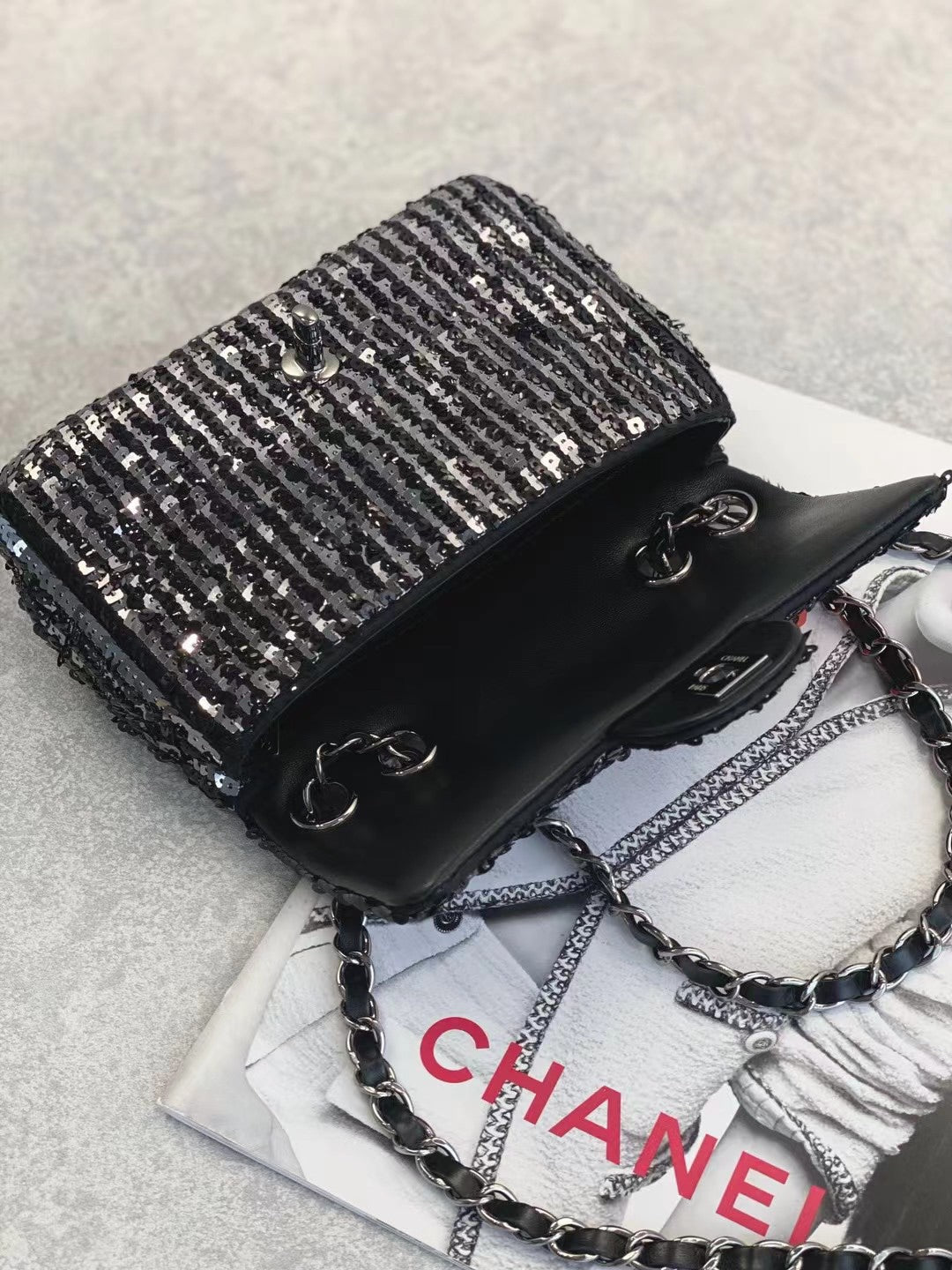 CC MINI 20 FLAP BAG IN BLACK SEQUINS WITH STRAP