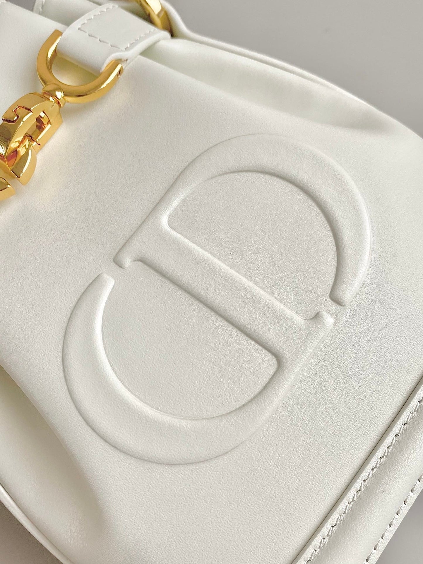 SMALL C'EST 18 IN WHITE CD-EMBOSSED CALFSKIN