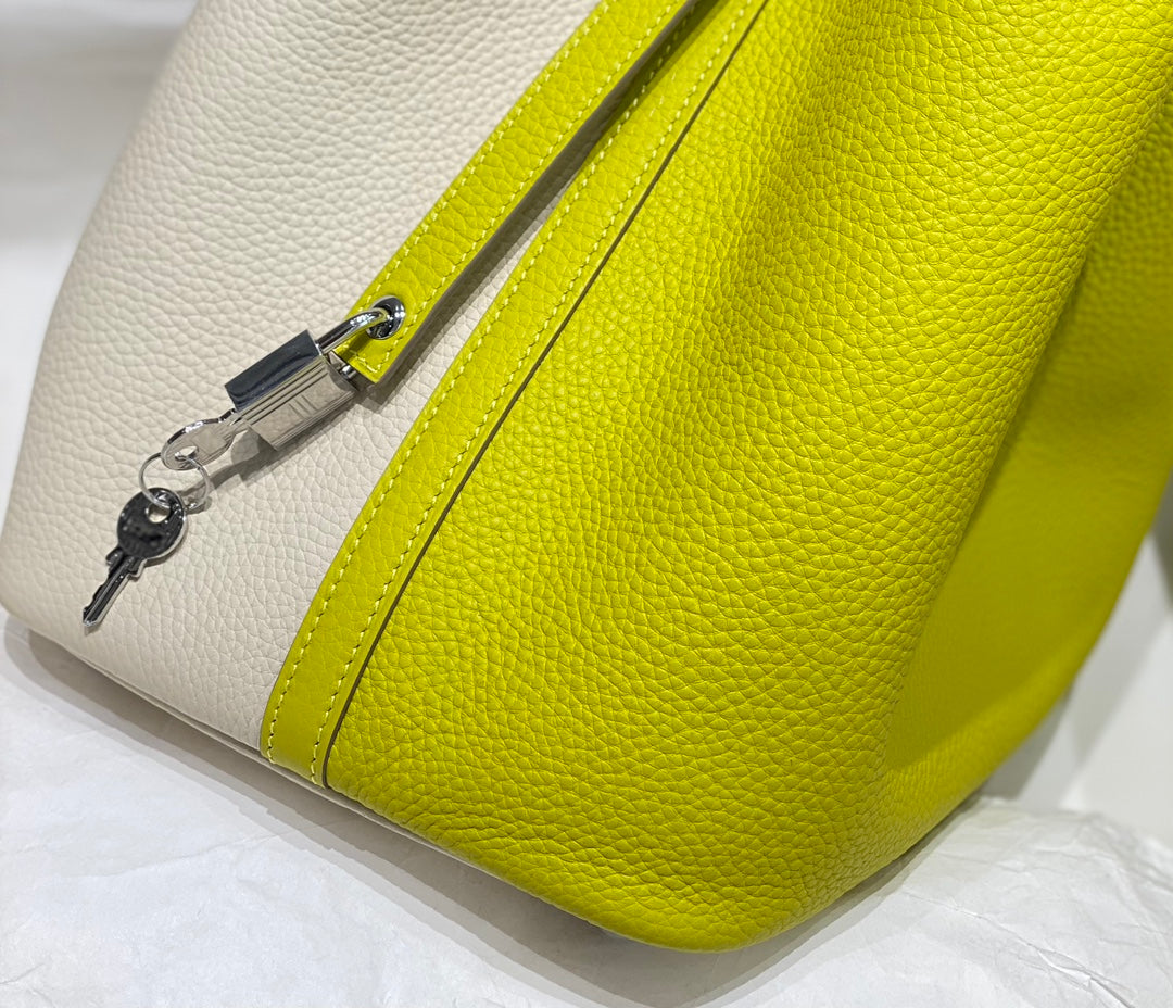 HM PICOTIN LOCK 22 WHITE AND CHARTREUSE CALFSKIN